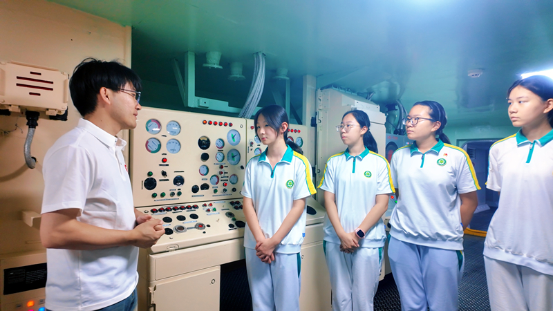 在航母舱室中，学生们聆听讲解，了解航母构造。国产亚洲精品美女久久久_99久无码中文字幕一本久道_亚洲成AV人影院_亚洲AV影院一区二区三区 狠狠躁夜夜躁人人爽天天不卡_国产激情久久久久影院老熟女_精品性高朝久久久久久久供图