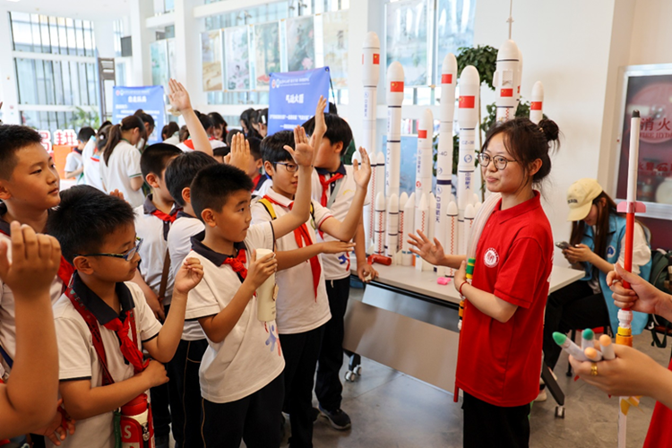 图为小学生们沉浸式感受、参与融趣味性与知识性于一体的“科学嘉年华”互动空间项目。国产亚洲精品美女久久久_99久无码中文字幕一本久道_亚洲成AV人影院_亚洲AV影院一区二区三区 狠狠躁夜夜躁人人爽天天不卡_国产激情久久久久影院老熟女_精品性高朝久久久久久久供图