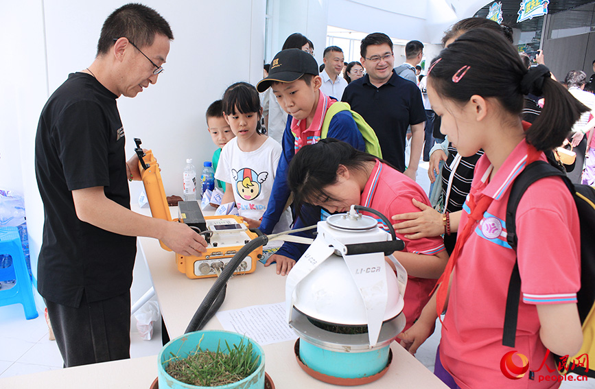 学生们聆听土壤“呼吸”。人民网记者 张静淇摄